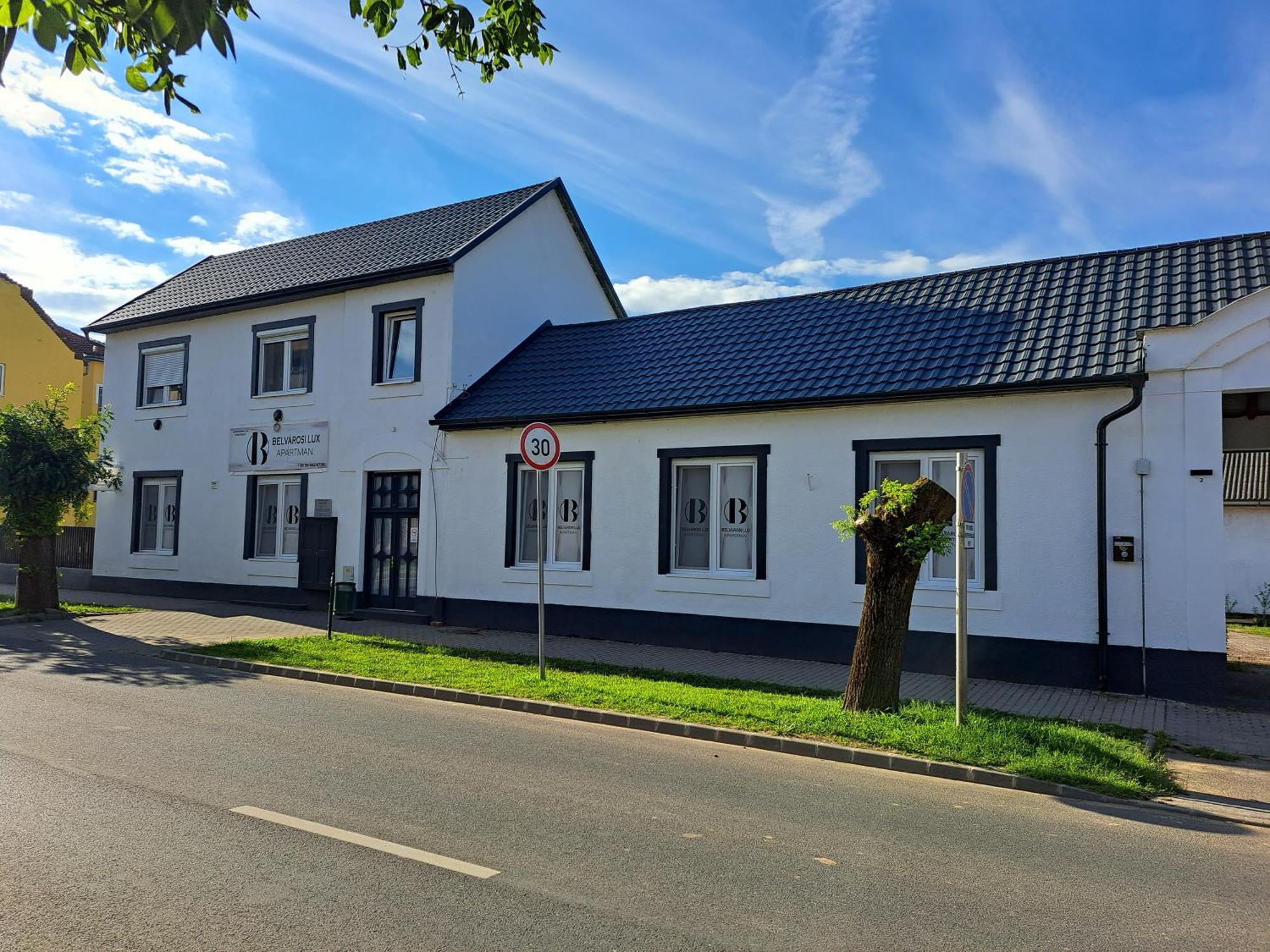 Belvárosi Lux Apartman Vasarosnameny Exterior foto